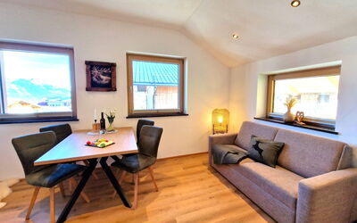 Wildschütz 1.2: Møbel, Indretning, Gulvbelægning, Træ, Etage, Couch, Værelse, Loft, Stue, Trægulve