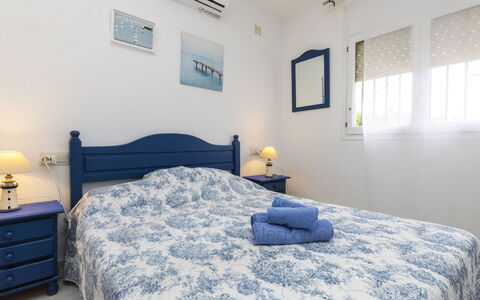 Cambrils: Møbel, Soveværelse, Etage, Indretning, Seng, Gulvbelægning, Sengetøj, Lejlighed, Loft, Sengetøj