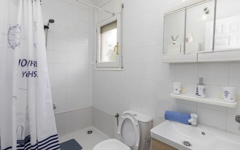 Cambrils: Toiletbræt, Sanitærarmatur, Badeværelse, Toilet, Gulvbelægning, Etage, Indretning, Badeværelsesvask, Håndvask, Vvs