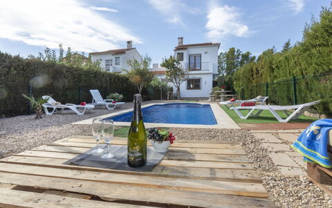 Cambrils: Hjem, Estate, Udendørs Møbler, Backyard, Gård, Stol, Villa, Stuehus, Svømmepøl, Eco Hotel