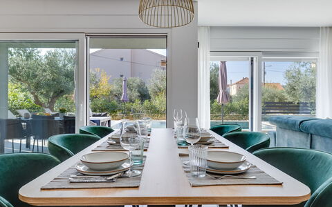 Amala: Møbel, Indretning, Bord, Stol, Træ, Gulvbelægning, Køkken & Spisebord, Loft, Spisestue, Etage