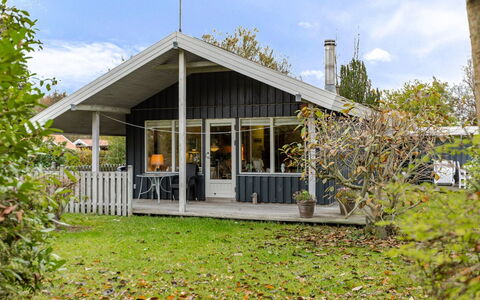 Mika - 300M from the Sea: Sommerhus, Backyard, Gård, Garden Bygninger, Skur, Sidespor, Udendørs Møbler, Bjælkehytte, Udendørs Struktur, Hytte