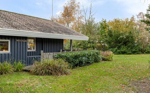 Mika - 300M from the Sea: Sommerhus, Backyard, Gård, Garden Bygninger, Skur, Sidespor, Udendørs Møbler, Bjælkehytte, Udendørs Struktur, Hytte
