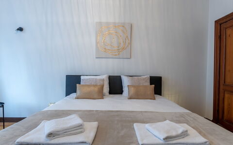Notre Refuge - Your Belle Époque Escape: Seng, Soveværelse, Etage, Indretning, Gulvbelægning, Sengetøj, Møbel, Træ, Sengetøj, Textile