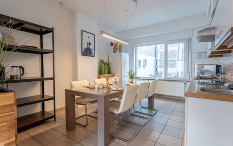 Cozy Casa Ostend with Terrace: Møbel, Indretning, Gulvbelægning, Etage, Loft, Værelse, Træ, Køkken & Spisebord, Bord, Spisestue