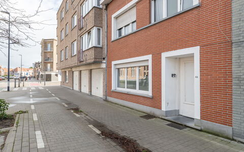 Cozy Casa Ostend with Terrace: Bygning, Vindue, Vejbelægning, Boligområde, Byområde, Lejlighed, Stad, Kvarter, Vej, Facade