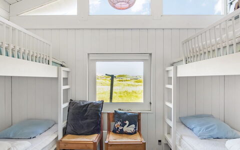 Kanutte - 250M from the Sea: Køjeseng, Soveværelse, Hostel, Dagslys, Hårdttræ, Planke, Sengetøj, Sovesal, Seng, Bed Frame
