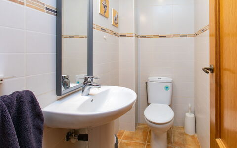 La Herradura Amazing View: Toiletbræt, Sanitærarmatur, Badeværelse, Toilet, Gulvbelægning, Håndvask, Badeværelsesvask, Etage, Vvs, Tap