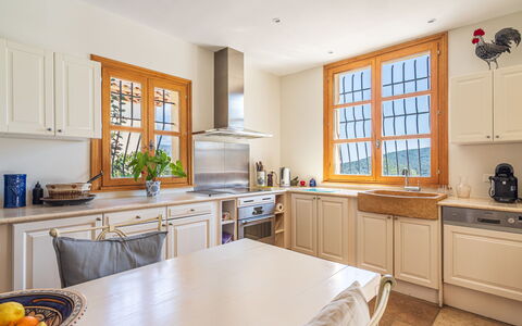 Villa Resedas: Møbel, Køkken, Indretning, Countertop, Cabinetry, Gulvbelægning, Træ, Etage, Køkken Apparat, Loft