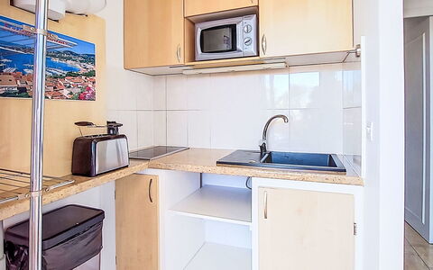 Villa Botrel: Møbel, Lejlighed, Stol, Større Bandage, Skygge, Bejdse, Altan, Cabinetry, Countertop, Køkken & Spisebord