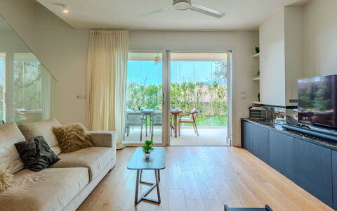 Villa Malia Private Pool: Indretning, Møbel, Gulvbelægning, Etage, Loft, Træ, Couch, Trægulve, Stue, Belysning