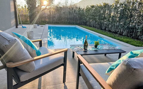 Villa Malia Private Pool: Møbel, Svømmepøl, Udendørs Møbler, Stol, Udvej, Gulvbelægning, Etage, Udendørs Bord, Skygge