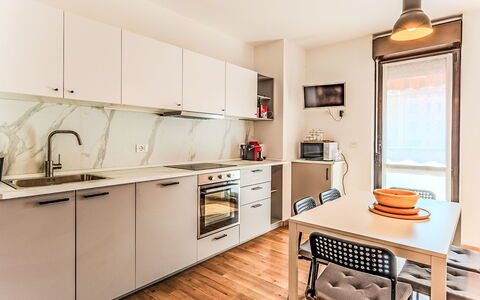 Centro Piave: Køkken, Køkken Apparat, Gulvbelægning, Møbel, Indretning, Countertop, Større Bandage, Etage, Træ, Cabinetry