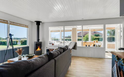 Hjalma - 250M to the Fjord: Gulvbelægning, Træ, Indretning, Etage, Loft, Møbel, Trægulve, Stue, Hjem, Couch
