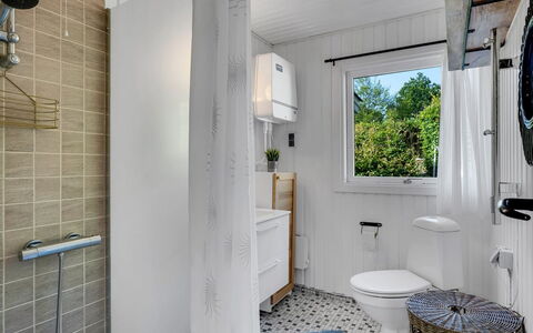 Hjalma - 250M to the Fjord: Sanitærarmatur, Toiletbræt, Toilet, Gulvbelægning, Etage, Badeværelse, Indretning, Vvs, Loft, Håndvask