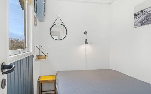 Hjalma - 250M to the Fjord: Væg, Soveværelse, Seng, Loft, Indretning, Sengetøj, Bed Frame, Etage, Sengetøj, Lysarmatur