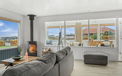 Hjalma - 250M to the Fjord: Træ, Gulvbelægning, Etage, Loft, Indretning, Møbel, Hjem, Trægulve, Couch, Stue
