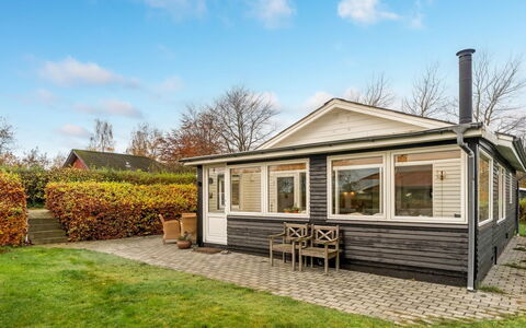 Hjalma - 250M to the Fjord: Arkitektur, Hjem, Hus, Tag, Sommerhus, Sidespor, Dør, Veranda, Estate