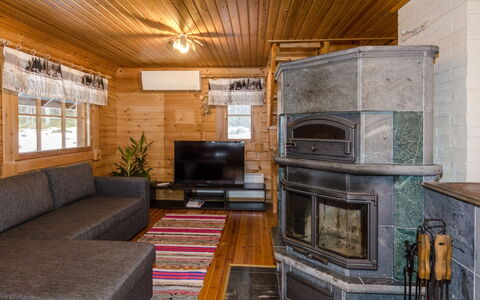 Nurmirinne: Træ, Loft, Sommerhus, Bjælkehytte, Stue, Hårdttræ, Bejdse, Couch, Tømmer
