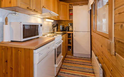 Nurmirinne: Træ, Køkken, Gulvbelægning, Indretning, Større Bandage, Etage, Møbel, Countertop, Bejdse, Cabinetry