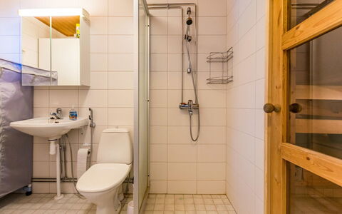 Kotipaljakka A3: Gulvbelægning, Sanitærarmatur, Etage, Væg, Træ, Badeværelse, Indretning, Badeværelsesvask, Håndvask, Vvs