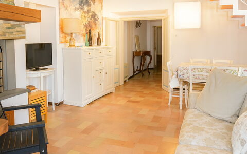 Appartamento la Fontana, Assisi: Møbel, Indretning, Gulvbelægning, Etage, Træ, Loft, Værelse, Belysning, Stue, Couch