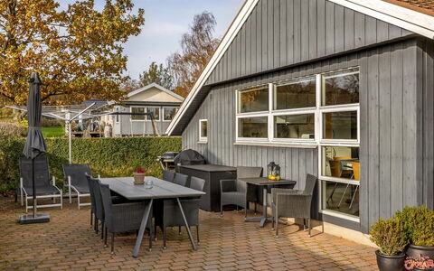 Eugenia - 300M from the Sea: Sommerhus, Backyard, Gård, Garden Bygninger, Skur, Sidespor, Udendørs Møbler, Bjælkehytte, Udendørs Struktur, Hytte