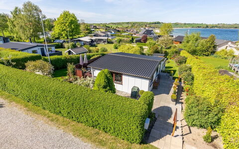 Martti - 200M from the Sea: Boligområde, Hus, Landskab, Hjem, Tag, Forstad, Landscaping, Estate, Have, Hæk