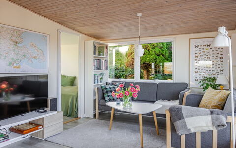 Martti - 200M from the Sea: Møbel, Indretning, Gulvbelægning, Couch, Etage, Træ, Stue, Loft, Værelse, Belysning