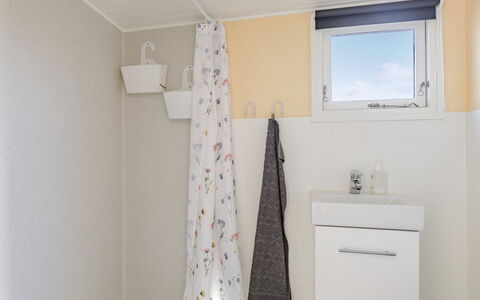Martti - 200M from the Sea: Væg, Gulvbelægning, Indretning, Etage, Sanitærarmatur, Badeværelse, Værelse, Vvs, Belysning, Loft
