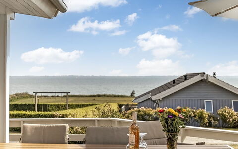 Finn - 100M from the Sea: Sommerhus, Backyard, Gård, Garden Bygninger, Skur, Sidespor, Udendørs Møbler, Bjælkehytte, Udendørs Struktur, Hytte