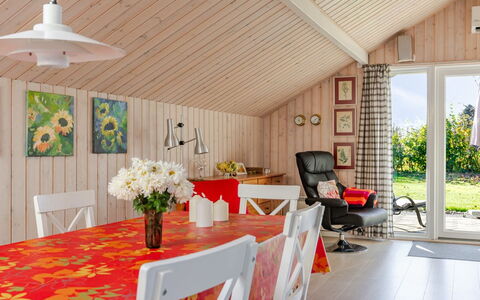 Gerarda - 450M from the Sea: Sommerhus, Backyard, Gård, Garden Bygninger, Skur, Sidespor, Udendørs Møbler, Bjælkehytte, Udendørs Struktur, Hytte