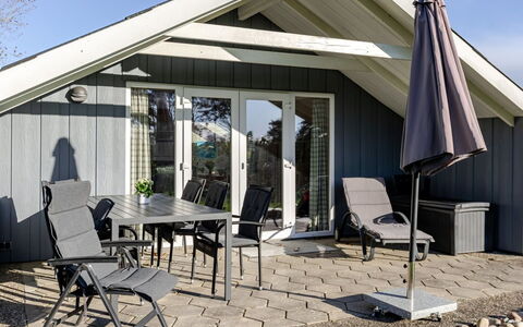 Gerarda - 450M from the Sea: Sommerhus, Backyard, Gård, Garden Bygninger, Skur, Sidespor, Udendørs Møbler, Bjælkehytte, Udendørs Struktur, Hytte