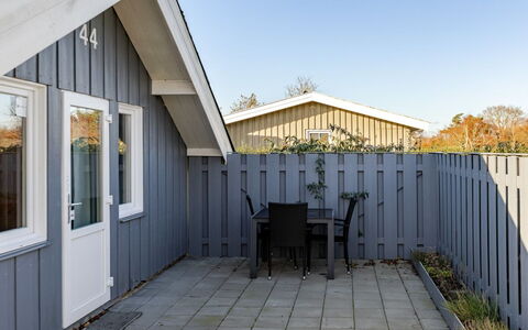 Gerarda - 450M from the Sea: Sommerhus, Backyard, Gård, Garden Bygninger, Skur, Sidespor, Udendørs Møbler, Bjælkehytte, Udendørs Struktur, Hytte