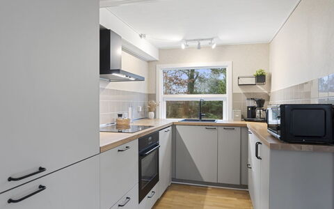 Elaina - 290M from the Sea: Køkken, Køkken Apparat, Countertop, Større Bandage, Cabinetry, Indretning, Træ, Gulvbelægning, Husholdningsapparat, Komfur