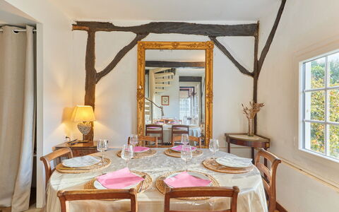 La Ferme: Møbel, Indretning, Træ, Loft, Bord, Stol, Gulvbelægning, Spisestue, Etage, Køkken & Spisebord
