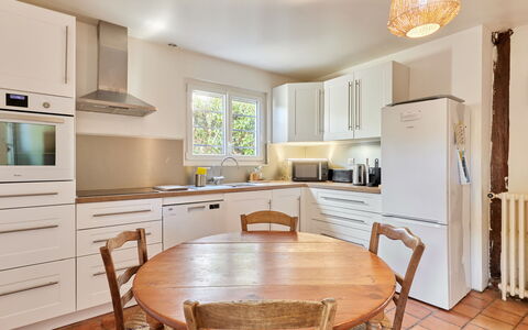 La Ferme: Møbel, Indretning, Køkken, Cabinetry, Gulvbelægning, Countertop, Køkken Apparat, Etage, Træ, Større Bandage