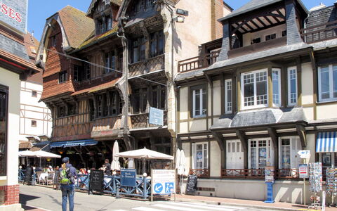 La Ferme: Bygning, Vindue, Stad, Facade, Byområde, Kvarter, Arkitektur, Hus, Urban Design, Gade