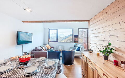 La Combe des Ours: Møbel, Indretning, Loft, Værelse, Gulvbelægning, Etage, Couch, Stol, Hårdttræ, Bejdse
