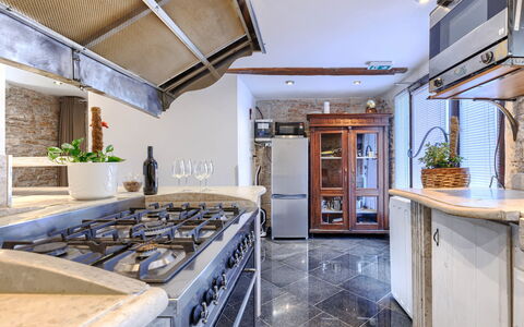 Golden Roots: Køkken, Countertop, Indretning, Gulvbelægning, Større Bandage, Køkken Apparat, Komfur, Træ, Loft, Cabinetry