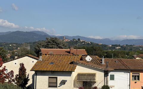 Villa al Glicine: Himmel, Bjergrige Landskabsformer, Tag, Bjerg, Bakke, Boligområde, Hus, Stad, Landdistrikt, Hjem