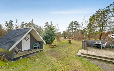 Leandra - 11Km from the Sea: Sommerhus, Backyard, Gård, Garden Bygninger, Skur, Sidespor, Udendørs Møbler, Bjælkehytte, Udendørs Struktur, Hytte