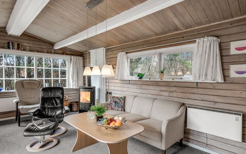 Leandra - 11Km from the Sea: Træ, Indretning, Møbel, Loft, Hjem, Couch, Stue, Værelse, Stol