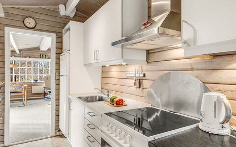 Leandra - 11Km from the Sea: Træ, Køkken, Countertop, Indretning, Gulvbelægning, Større Bandage, Køkken Apparat, Hjem, Loft, Møbel