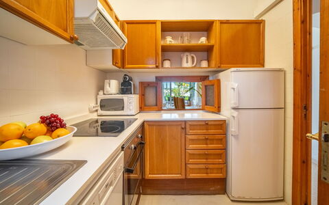 Carabela Chic: Køkken Apparat, Køkken, Countertop, Større Bandage, Cabinetry, Træ, Indretning, Møbel, Gulvbelægning, Køleskab