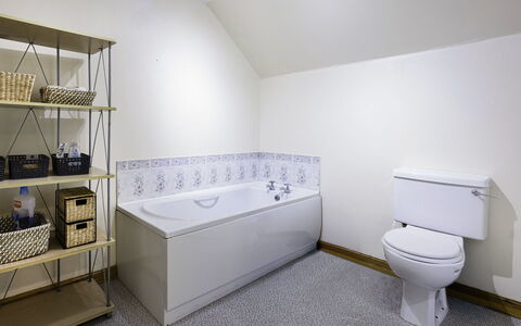 Pitgaveny Apartment: Gulvbelægning, Etage, Indretning, Badekar, Sanitærarmatur, Badeværelse, Loft, Vvs, Hjem, Værelse