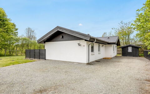 Gildo - 30Km from the Sea: Tag, Hus, Hjem, Sommerhus, Sidespor, Garage, Indkørsel, Vinter, Skur, Garagedør