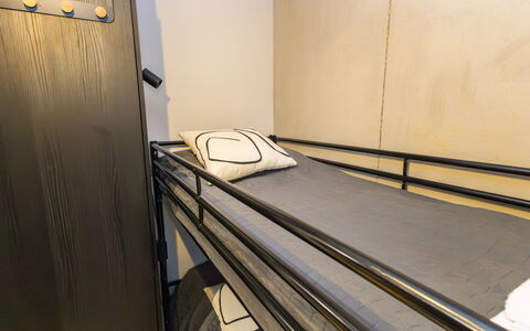 Golfstar 3: Etage, Gulvbelægning, Hårdttræ, Bed Frame, Seng, Soveværelse, Hostel, Trægulve, Bejdse