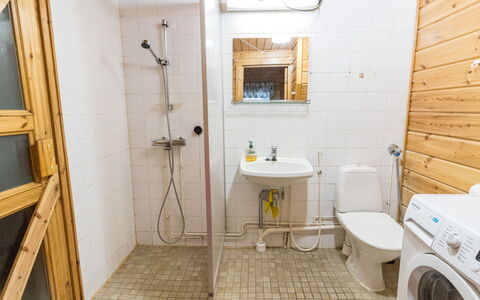 Ylläs-Suppa: Gulvbelægning, Træ, Etage, Sanitærarmatur, Indretning, Loft, Værelse, Håndvask, Vvs, Tap