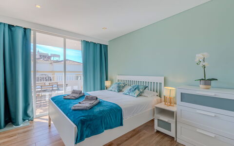 Viva One - Vip Properties: Indretning, Etage, Gulvbelægning, Møbel, Soveværelse, Træ, Loft, Seng, Værelse, Textile